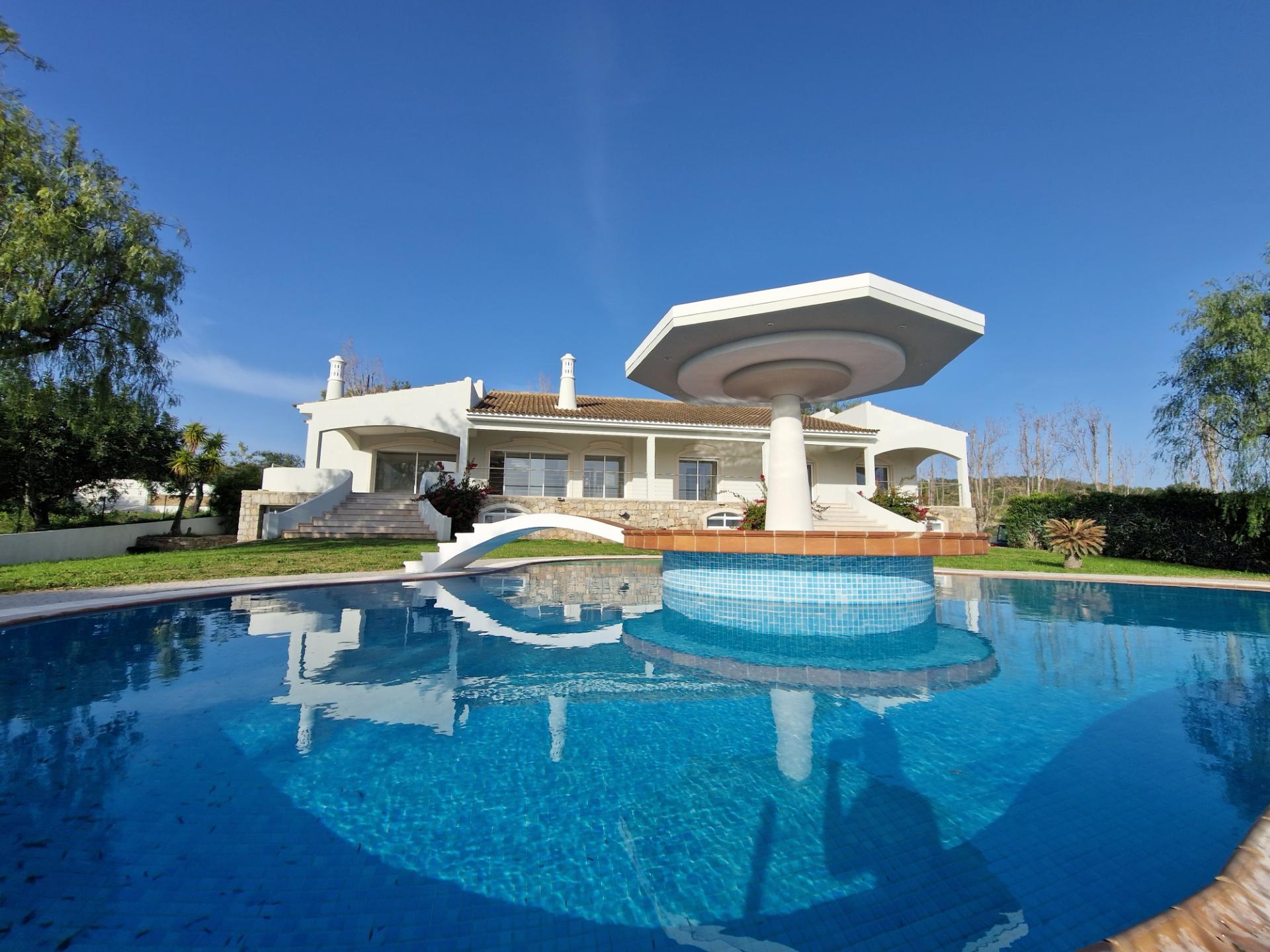 VISTA MAR! Luxuosa moradia de 6 quartos renovado com gosto.