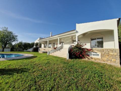 VISTA MAR! Luxuosa moradia de 6 quartos renovado com gosto.