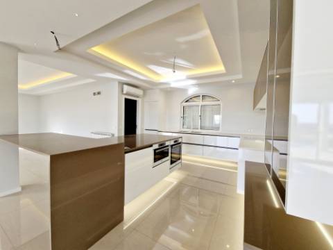 VISTA MAR! Luxuosa moradia de 6 quartos renovado com gosto.