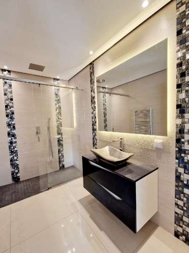 VISTA MAR! Luxuosa moradia de 6 quartos renovado com gosto.