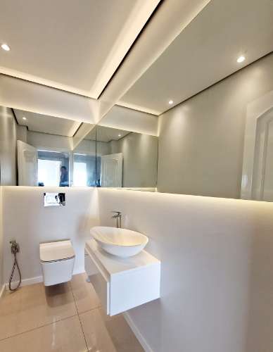 VISTA MAR! Luxuosa moradia de 6 quartos renovado com gosto.