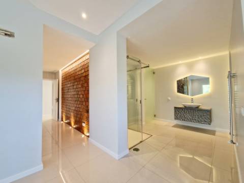VISTA MAR! Luxuosa moradia de 6 quartos renovado com gosto.