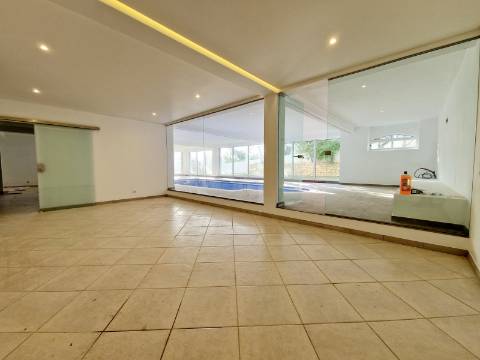 VISTA MAR! Luxuosa moradia de 6 quartos renovado com gosto.