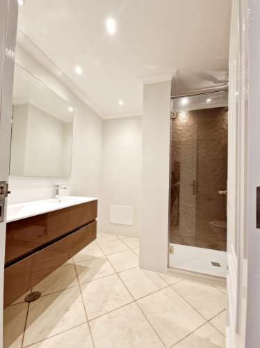 VISTA MAR! Luxuosa moradia de 6 quartos renovado com gosto.