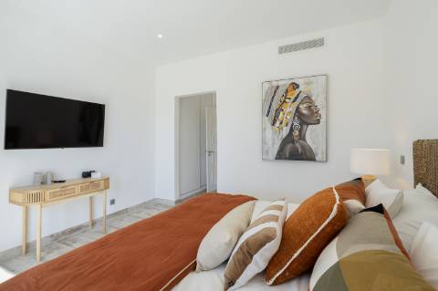 Moradia T5 com Design Moderno e Charme Algarvio no Triângulo Dourado