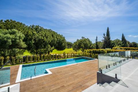 Moradia contemporânea de 5 quartos com vista golf