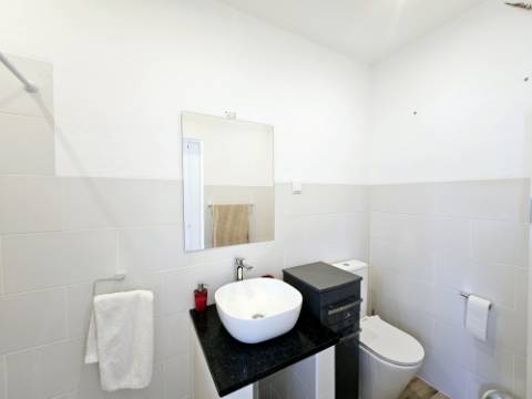 
Moradia térrea V3+1 renovada com gosto situada a poucos minutos de Santa Bárbara de Nexe