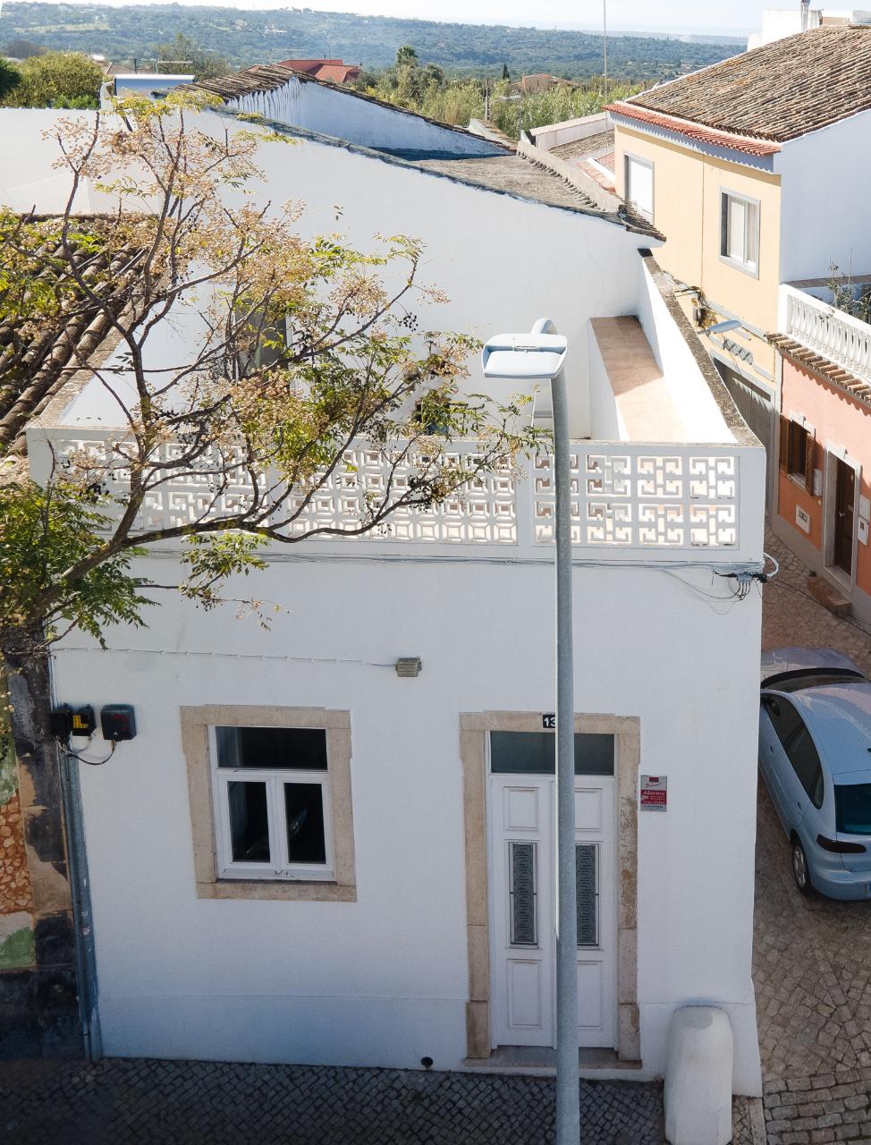 Moradia restaurada com vista para as muralhas do Castelo de Loulé