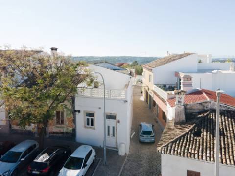 Moradia restaurada com vista para as muralhas do Castelo de Loulé