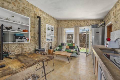 Fantástica quinta com grande potencial, composta por três imóveis urbanos e cerca de 3 hectares de terreno.