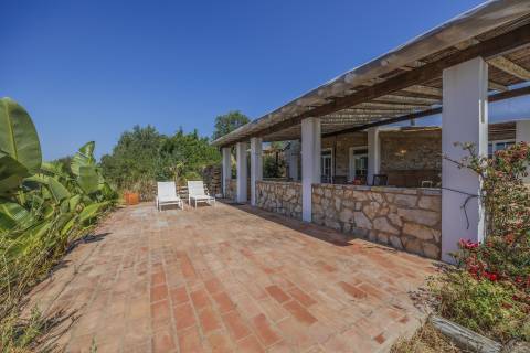 Fantástica quinta com grande potencial, composta por três imóveis urbanos e cerca de 3 hectares de terreno.