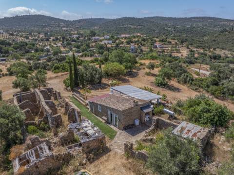 Fantástica quinta com grande potencial, composta por três imóveis urbanos e cerca de 3 hectares de terreno.