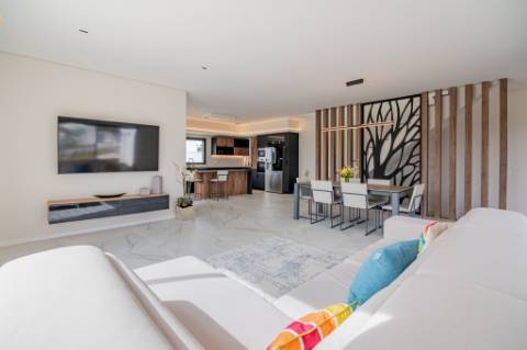 Moradia de luxo contemporânea de 4 quartos com piscina e garagem.