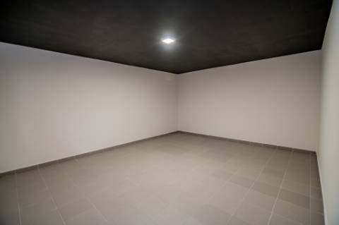 Moradia de luxo contemporânea de 4 quartos com piscina e garagem.