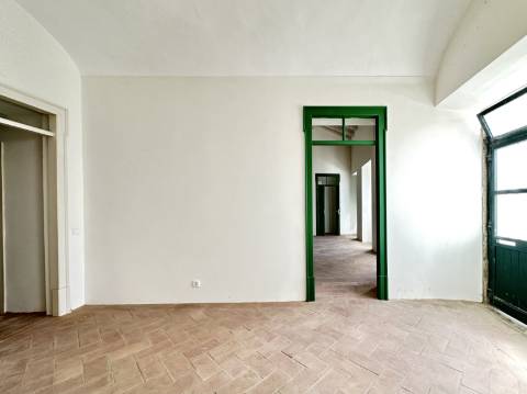 Magnífica moradia geminada para renovar I 287,10 m² I terreno 305 m² I Pátio I 4 quartos I Projeto aprovado I Centro histórico de Estoi