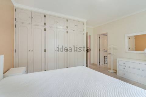 Moradia T4 com arquitetura tradicional localizada perto de Almancil