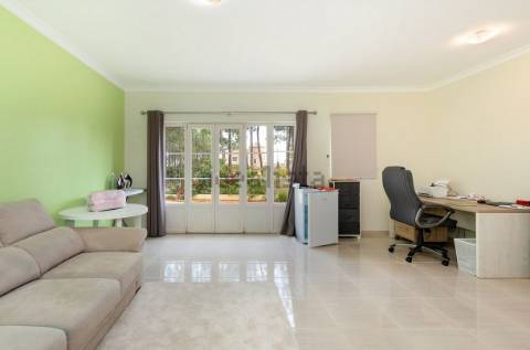 Moradia T4 com arquitetura tradicional localizada perto de Almancil
