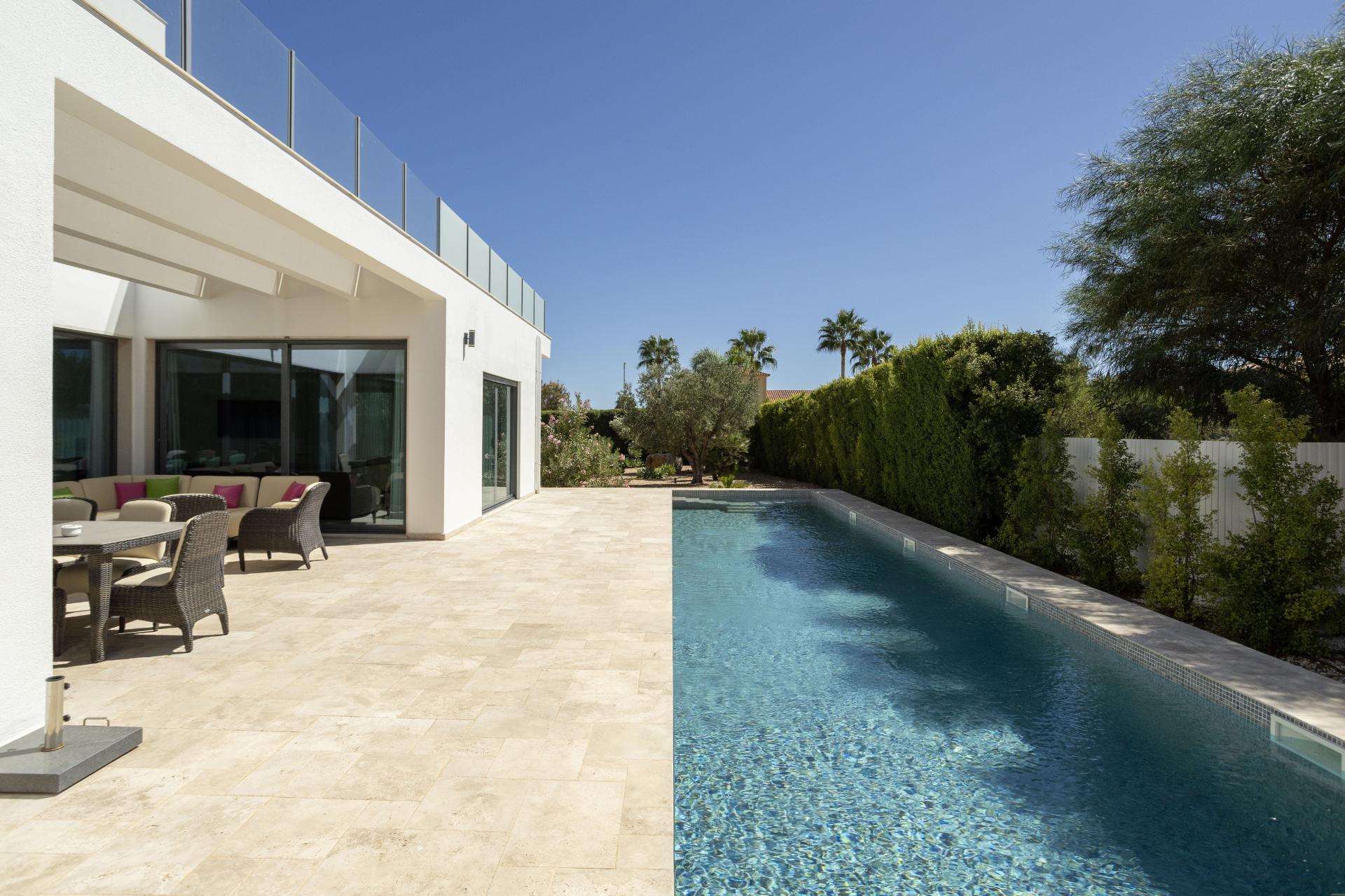EXCLUSIVIDADE
Excecional propriedade contemporânea de 4 quartos, situada numa zona residencial tranquila, a apenas 10 minutos de Olhão e 5 minutos de Moncarapacho.