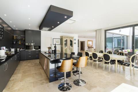 EXCLUSIVIDADE
Excecional propriedade contemporânea de 4 quartos, situada numa zona residencial tranquila, a apenas 10 minutos de Olhão e 5 minutos de Moncarapacho.