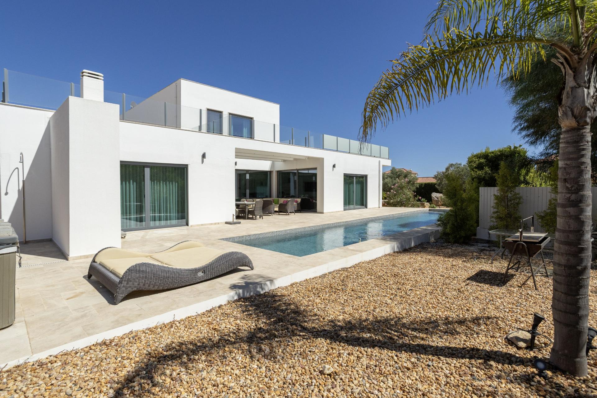 EXCLUSIVIDADE
Excecional propriedade contemporânea de 4 quartos, situada numa zona residencial tranquila, a apenas 10 minutos de Olhão e 5 minutos de Moncarapacho.