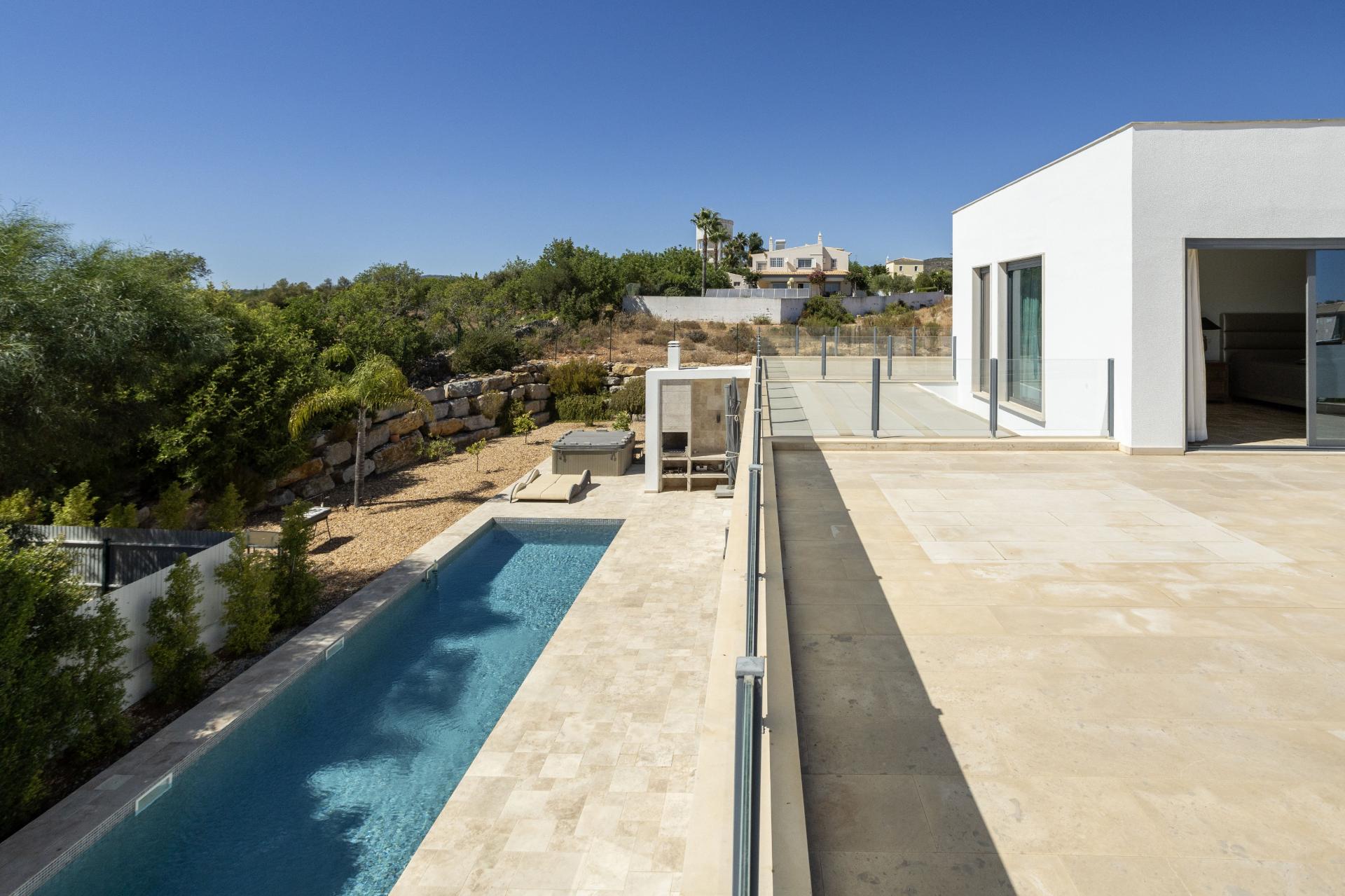 EXCLUSIVIDADE
Excecional propriedade contemporânea de 4 quartos, situada numa zona residencial tranquila, a apenas 10 minutos de Olhão e 5 minutos de Moncarapacho.