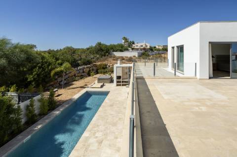 EXCLUSIVIDADE
Excecional propriedade contemporânea de 4 quartos, situada numa zona residencial tranquila, a apenas 10 minutos de Olhão e 5 minutos de Moncarapacho.