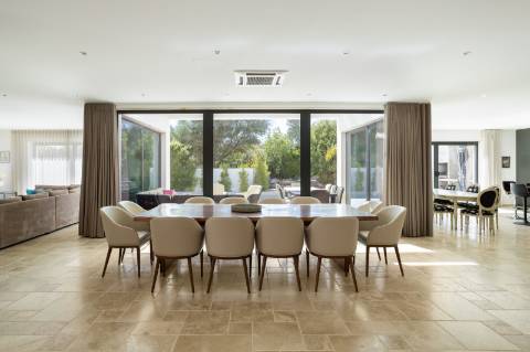 EXCLUSIVIDADE
Excecional propriedade contemporânea de 4 quartos, situada numa zona residencial tranquila, a apenas 10 minutos de Olhão e 5 minutos de Moncarapacho.