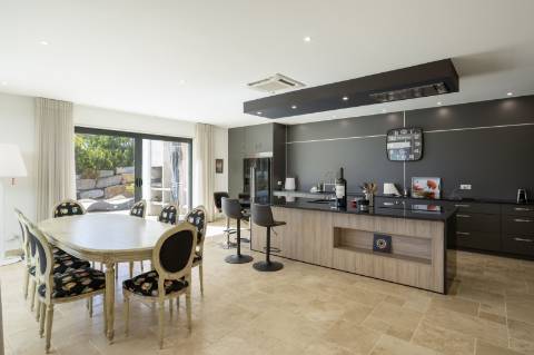 EXCLUSIVIDADE
Excecional propriedade contemporânea de 4 quartos, situada numa zona residencial tranquila, a apenas 10 minutos de Olhão e 5 minutos de Moncarapacho.