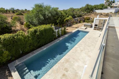 EXCLUSIVIDADE
Excecional propriedade contemporânea de 4 quartos, situada numa zona residencial tranquila, a apenas 10 minutos de Olhão e 5 minutos de Moncarapacho.