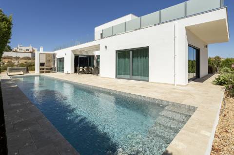 EXCLUSIVIDADE
Excecional propriedade contemporânea de 4 quartos, situada numa zona residencial tranquila, a apenas 10 minutos de Olhão e 5 minutos de Moncarapacho.