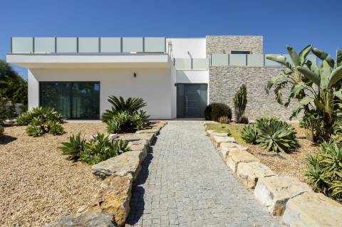 EXCLUSIVIDADE
Excecional propriedade contemporânea de 4 quartos, situada numa zona residencial tranquila, a apenas 10 minutos de Olhão e 5 minutos de Moncarapacho.