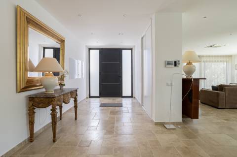 EXCLUSIVIDADE
Excecional propriedade contemporânea de 4 quartos, situada numa zona residencial tranquila, a apenas 10 minutos de Olhão e 5 minutos de Moncarapacho.
