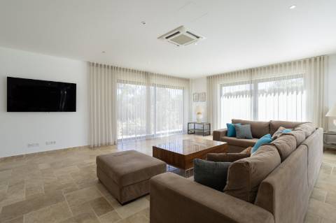 EXCLUSIVIDADE
Excecional propriedade contemporânea de 4 quartos, situada numa zona residencial tranquila, a apenas 10 minutos de Olhão e 5 minutos de Moncarapacho.