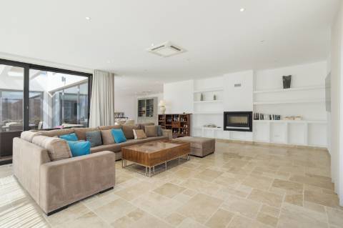 EXCLUSIVIDADE
Excecional propriedade contemporânea de 4 quartos, situada numa zona residencial tranquila, a apenas 10 minutos de Olhão e 5 minutos de Moncarapacho.
