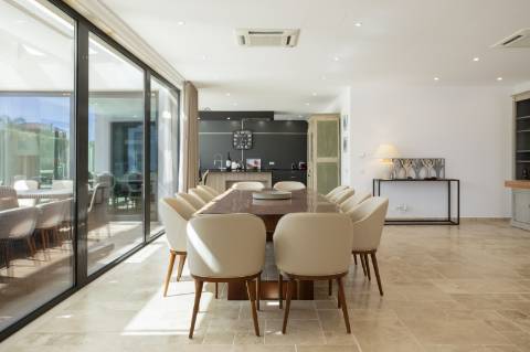 EXCLUSIVIDADE
Excecional propriedade contemporânea de 4 quartos, situada numa zona residencial tranquila, a apenas 10 minutos de Olhão e 5 minutos de Moncarapacho.