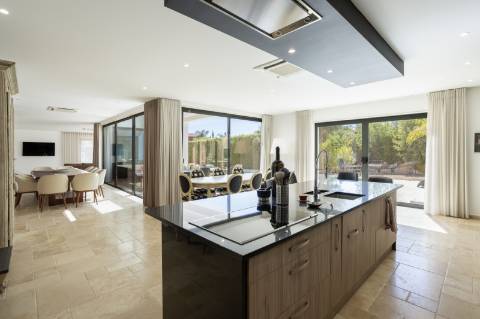 EXCLUSIVIDADE
Excecional propriedade contemporânea de 4 quartos, situada numa zona residencial tranquila, a apenas 10 minutos de Olhão e 5 minutos de Moncarapacho.
