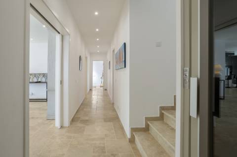 EXCLUSIVIDADE
Excecional propriedade contemporânea de 4 quartos, situada numa zona residencial tranquila, a apenas 10 minutos de Olhão e 5 minutos de Moncarapacho.