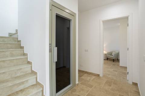 EXCLUSIVIDADE
Excecional propriedade contemporânea de 4 quartos, situada numa zona residencial tranquila, a apenas 10 minutos de Olhão e 5 minutos de Moncarapacho.