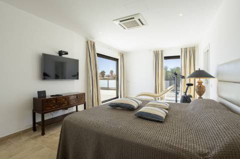EXCLUSIVIDADE
Excecional propriedade contemporânea de 4 quartos, situada numa zona residencial tranquila, a apenas 10 minutos de Olhão e 5 minutos de Moncarapacho.