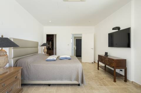 EXCLUSIVIDADE
Excecional propriedade contemporânea de 4 quartos, situada numa zona residencial tranquila, a apenas 10 minutos de Olhão e 5 minutos de Moncarapacho.