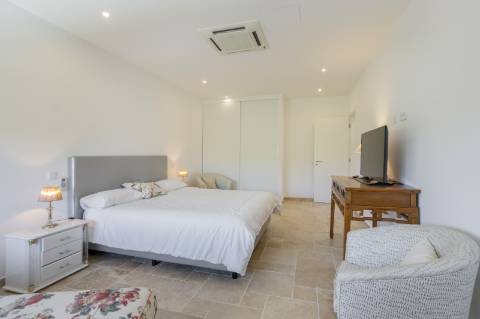 EXCLUSIVIDADE
Excecional propriedade contemporânea de 4 quartos, situada numa zona residencial tranquila, a apenas 10 minutos de Olhão e 5 minutos de Moncarapacho.