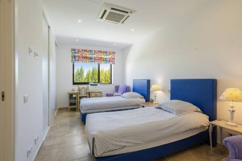 EXCLUSIVIDADE
Excecional propriedade contemporânea de 4 quartos, situada numa zona residencial tranquila, a apenas 10 minutos de Olhão e 5 minutos de Moncarapacho.