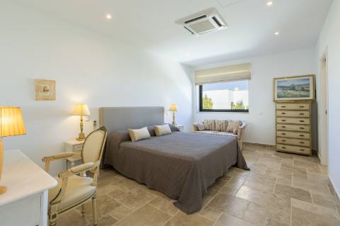 EXCLUSIVIDADE
Excecional propriedade contemporânea de 4 quartos, situada numa zona residencial tranquila, a apenas 10 minutos de Olhão e 5 minutos de Moncarapacho.