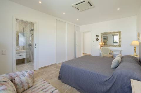 EXCLUSIVIDADE
Excecional propriedade contemporânea de 4 quartos, situada numa zona residencial tranquila, a apenas 10 minutos de Olhão e 5 minutos de Moncarapacho.