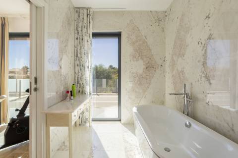 EXCLUSIVIDADE
Excecional propriedade contemporânea de 4 quartos, situada numa zona residencial tranquila, a apenas 10 minutos de Olhão e 5 minutos de Moncarapacho.