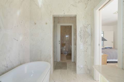 EXCLUSIVIDADE
Excecional propriedade contemporânea de 4 quartos, situada numa zona residencial tranquila, a apenas 10 minutos de Olhão e 5 minutos de Moncarapacho.