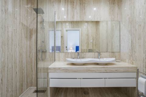 EXCLUSIVIDADE
Excecional propriedade contemporânea de 4 quartos, situada numa zona residencial tranquila, a apenas 10 minutos de Olhão e 5 minutos de Moncarapacho.