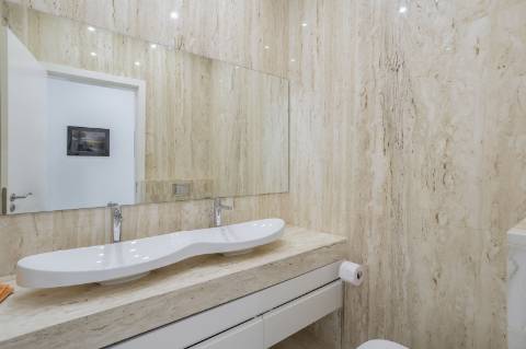 EXCLUSIVIDADE
Excecional propriedade contemporânea de 4 quartos, situada numa zona residencial tranquila, a apenas 10 minutos de Olhão e 5 minutos de Moncarapacho.