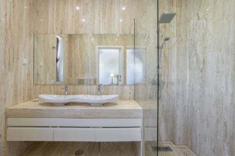 EXCLUSIVIDADE
Excecional propriedade contemporânea de 4 quartos, situada numa zona residencial tranquila, a apenas 10 minutos de Olhão e 5 minutos de Moncarapacho.