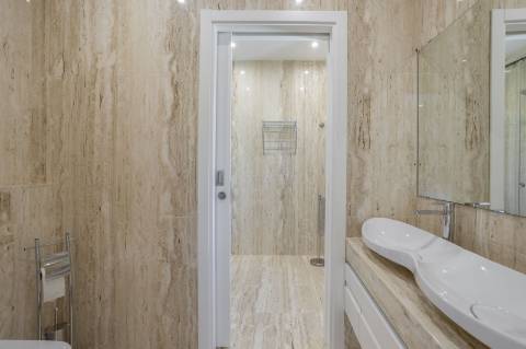 EXCLUSIVIDADE
Excecional propriedade contemporânea de 4 quartos, situada numa zona residencial tranquila, a apenas 10 minutos de Olhão e 5 minutos de Moncarapacho.